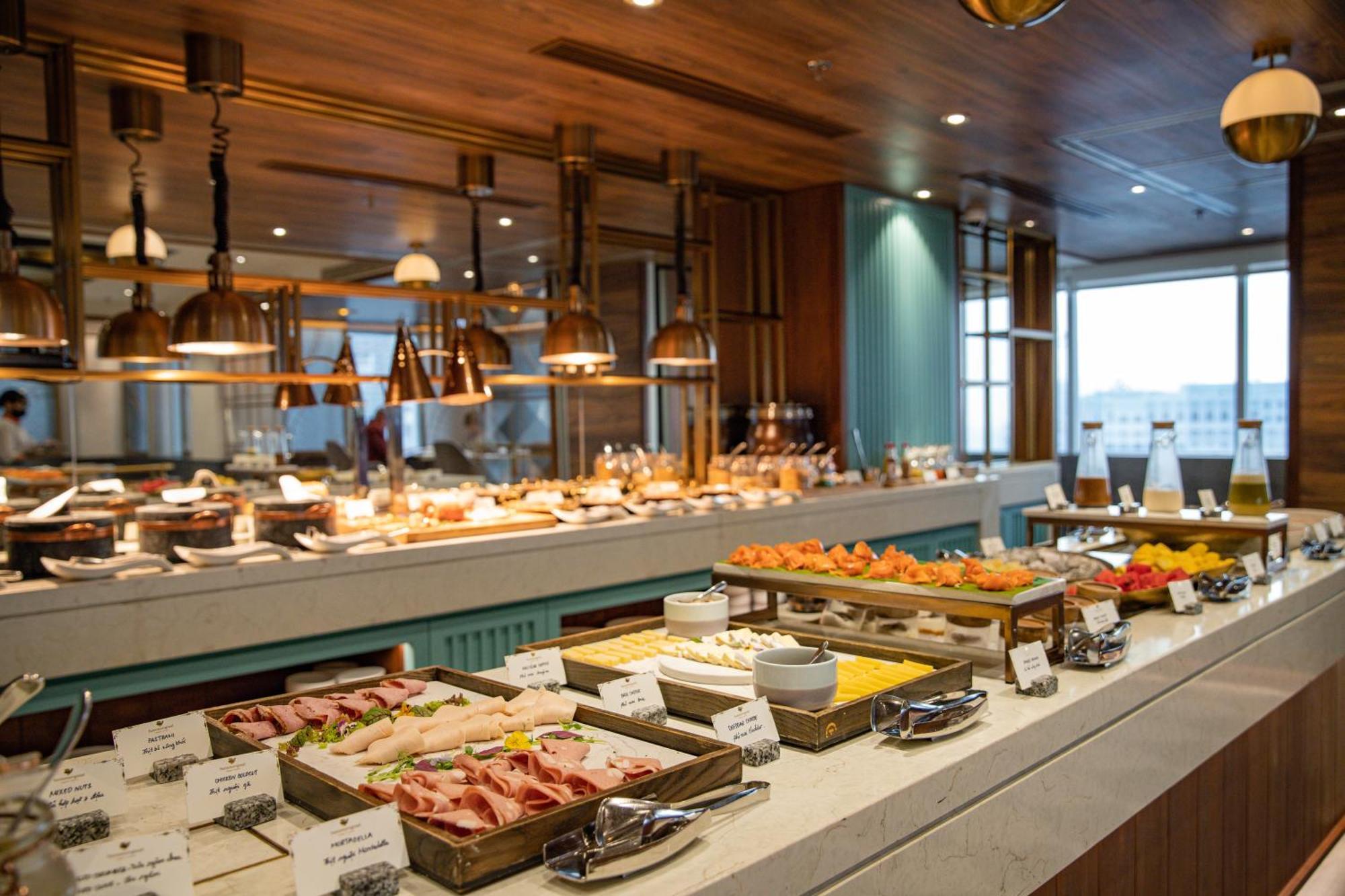 ฟิวชั่น ออริจินัล ไซง่อน เซ็นเตอร์ Hotel โฮจิมินห์ซิตี้ ภายนอก รูปภาพ A buffet at a hotel